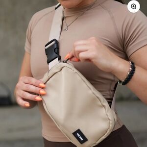 NWT Set Of 2 Free Spirit Outlet Fanny pack White And Sand